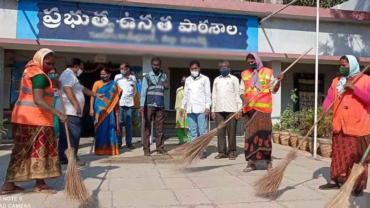 స్వీపర్లు, స్కావెంజర్లను విధుల్లోకి తీసుకోవాలి