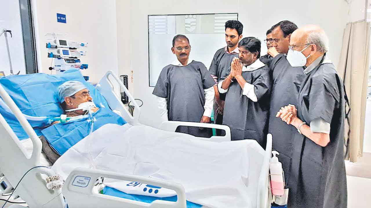 తమ్మినేనికి మంత్రుల పరామర్శ