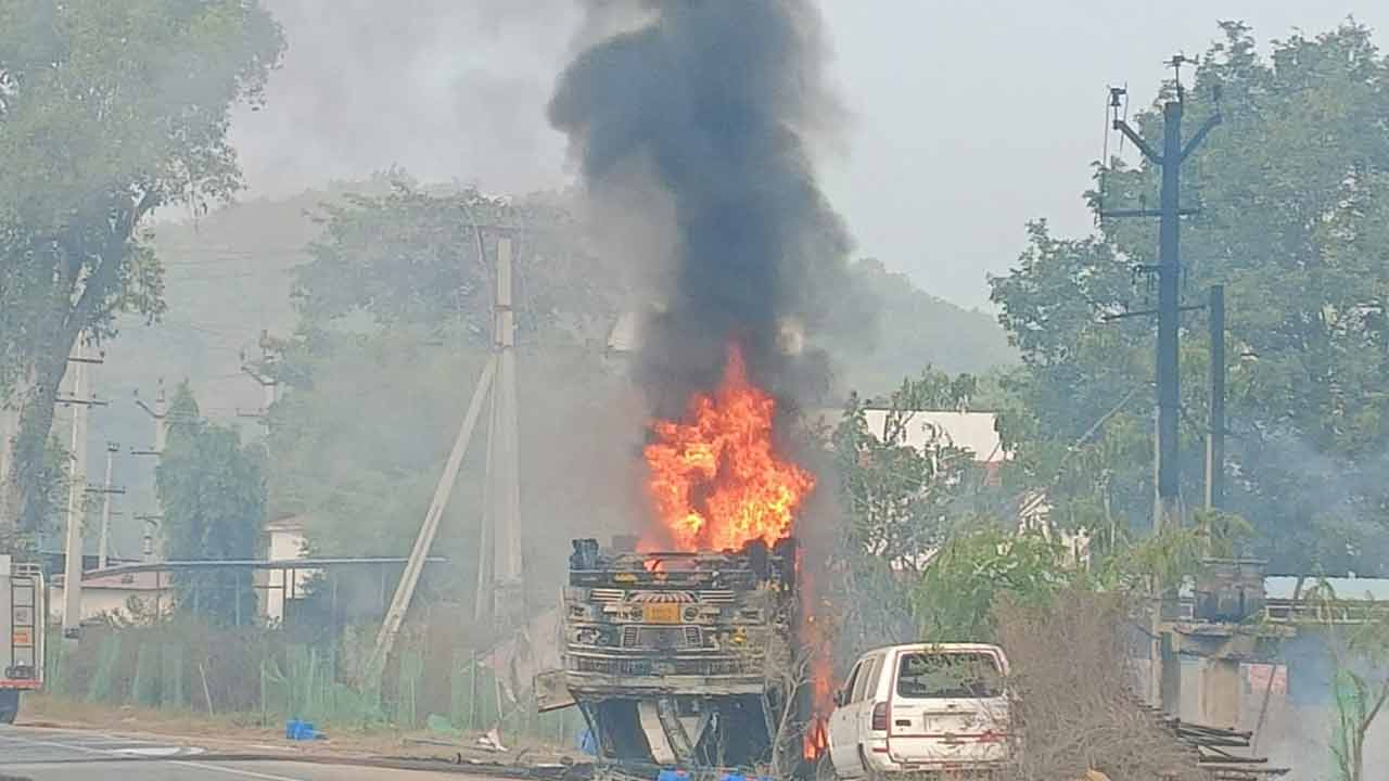 Petrol tanker exploded | జాతీయ రహదారిపై పెట్రోల్‌ ట్యాంకర్ బోల్తా‌.. భారీగా ట్రాఫిక్‌ జామ్‌