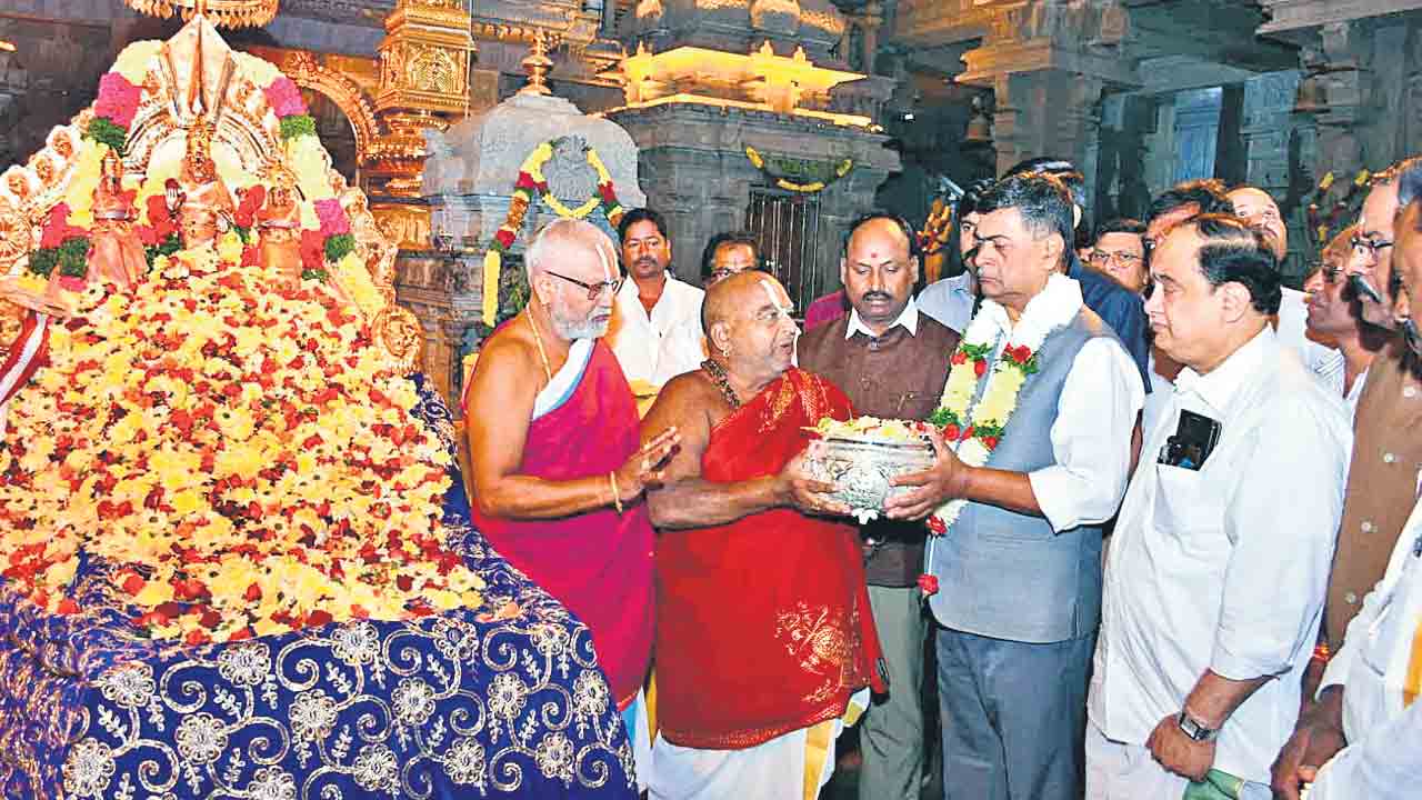 యాదగిరిగుట్ట ఆలయ పునర్నిర్మాణం అద్భుతం