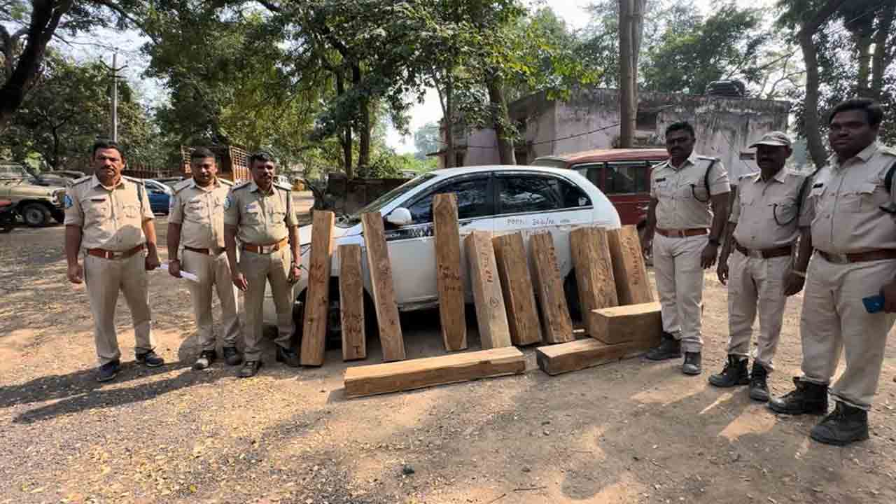 Asifabad | ఆసిఫాబాద్ రేంజ్ ప‌రిధిలో అక్రమ కలప పట్టివేత