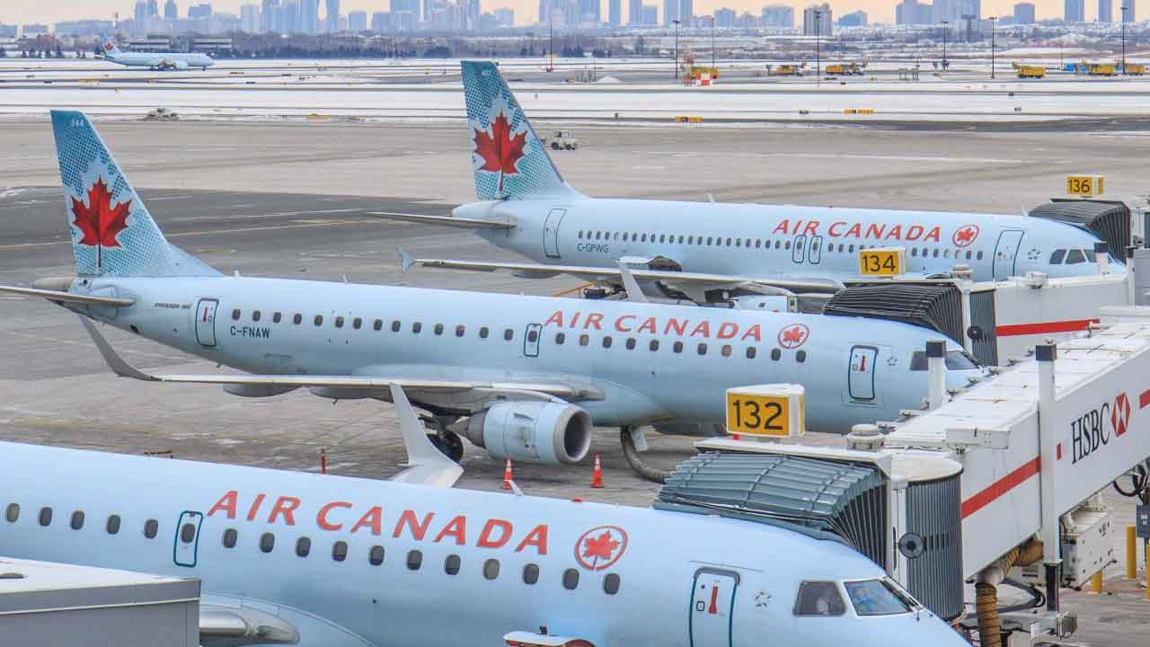 విమానం డోర్‌ తెరచి దూకేసిన ప్రయాణికుడు