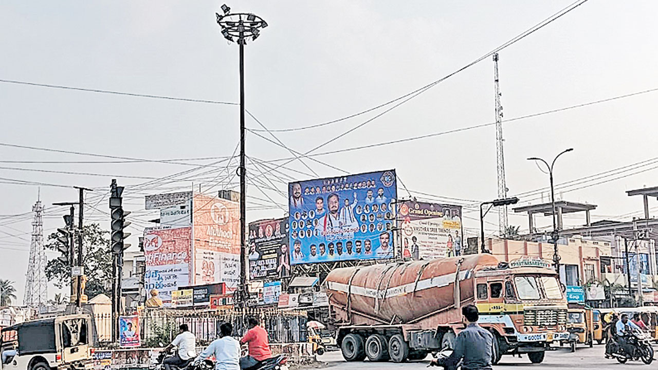 పోలీసులకు సవాల్‌ గా ట్రాఫిక్‌