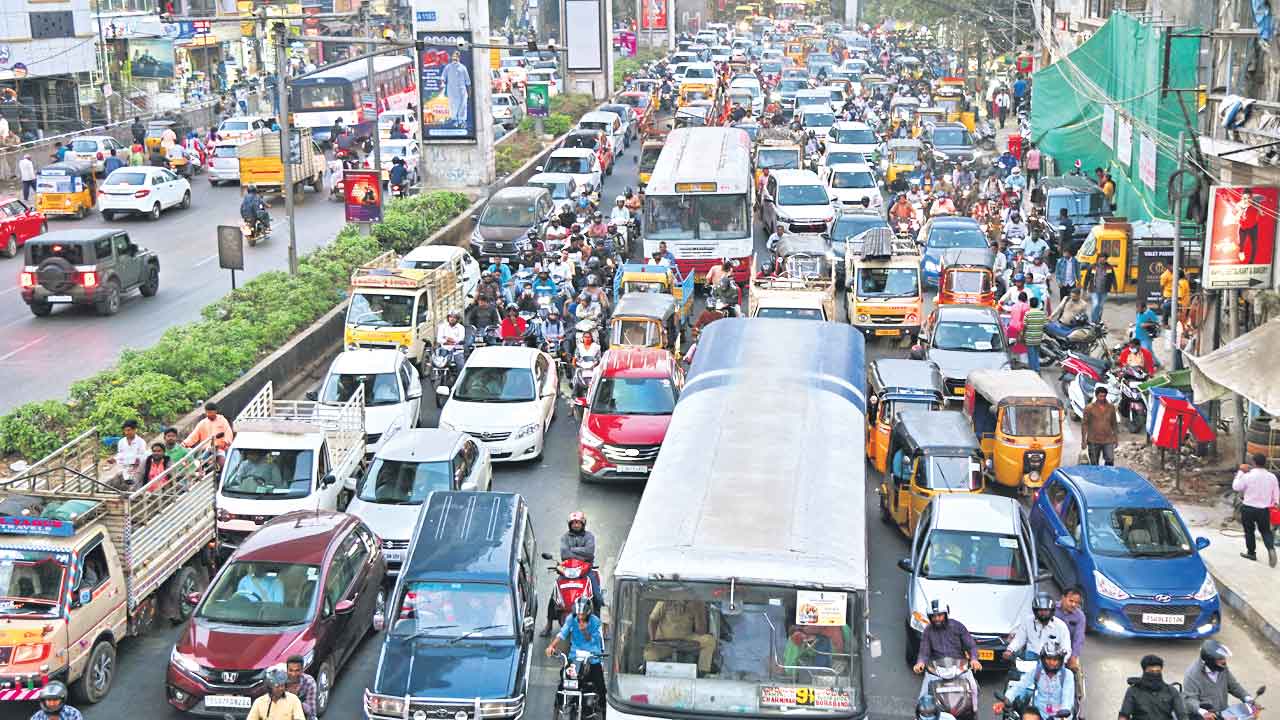 Truck drivers strike | ట్రక్‌ డ్రైవర్ల సమ్మె విరమణ.. ప్రభుత్వ హామీతో వెనక్కి తగ్గిన డ్రైవర్లు