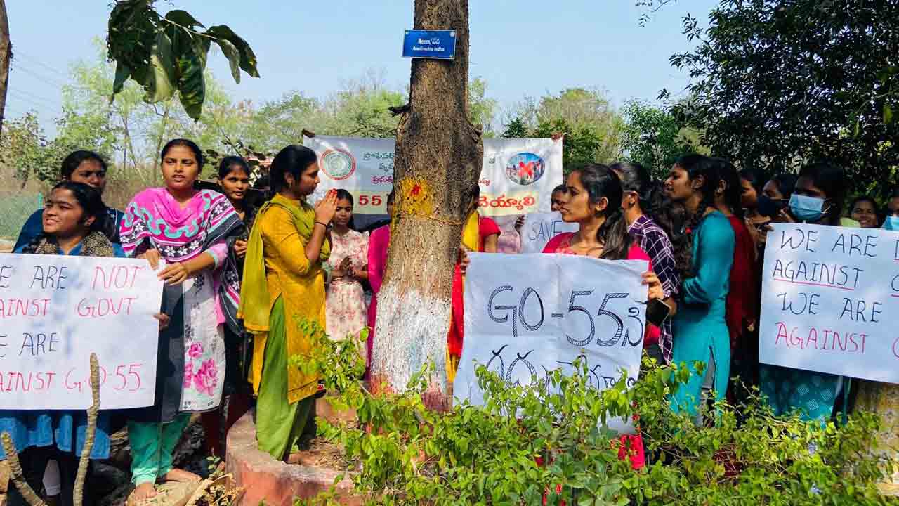హైకోర్టుకు వర్సిటీ భూములు ఇవ్వొద్దు