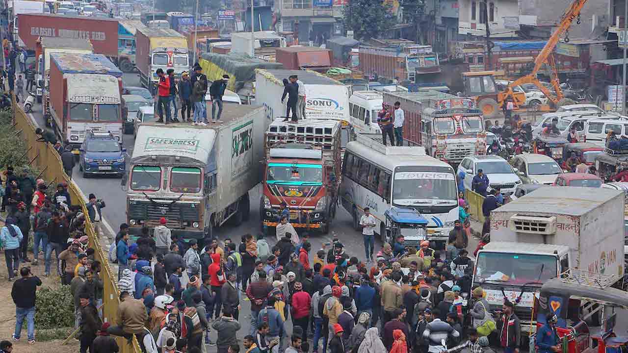 Hit-And-Run Law: హిట్ అండ్ ర‌న్ చ‌ట్టాన్ని వ్య‌తిరేకిస్తున్న ట్ర‌క్కు డ్రైవ‌ర్లు..  ఇంత‌కీ ఆ చ‌ట్టంలో చేసిన మార్పేంటి ?