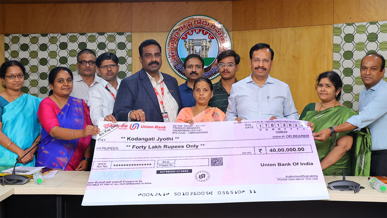 TSRTC | కండక్టర్‌ కుటుంబానికి అండగా నిలబడ్డ ఆర్టీసీ.. 40 లక్షల చెక్కు అందజేత