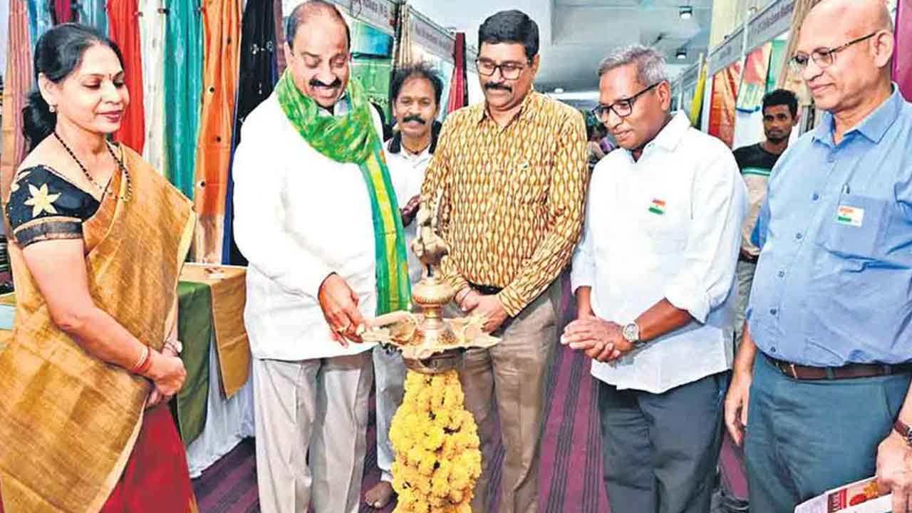 సిరిసిల్ల చేనేతలకు యూనిఫామ్‌ కాంట్రాక్టు!