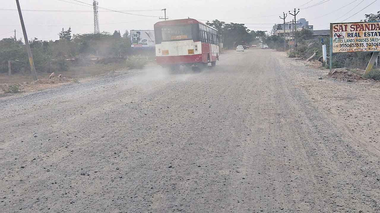 దుమ్మెత్తిపోస్తున్న రోడ్డు