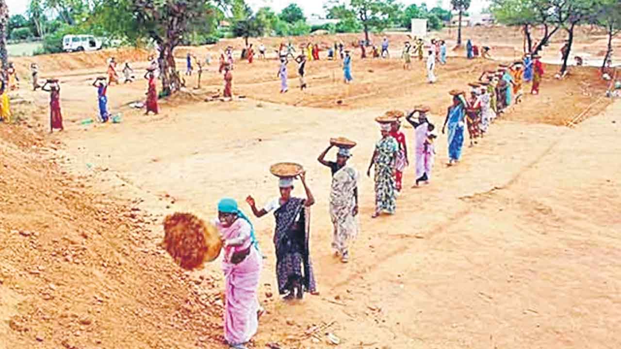 NREGA | ఉపాధిపై ఆధార్‌ దెబ్బ.. పథకానికి దూరమవుతున్న 8.9 కోట్ల మంది గ్రామీణ కార్మికులు