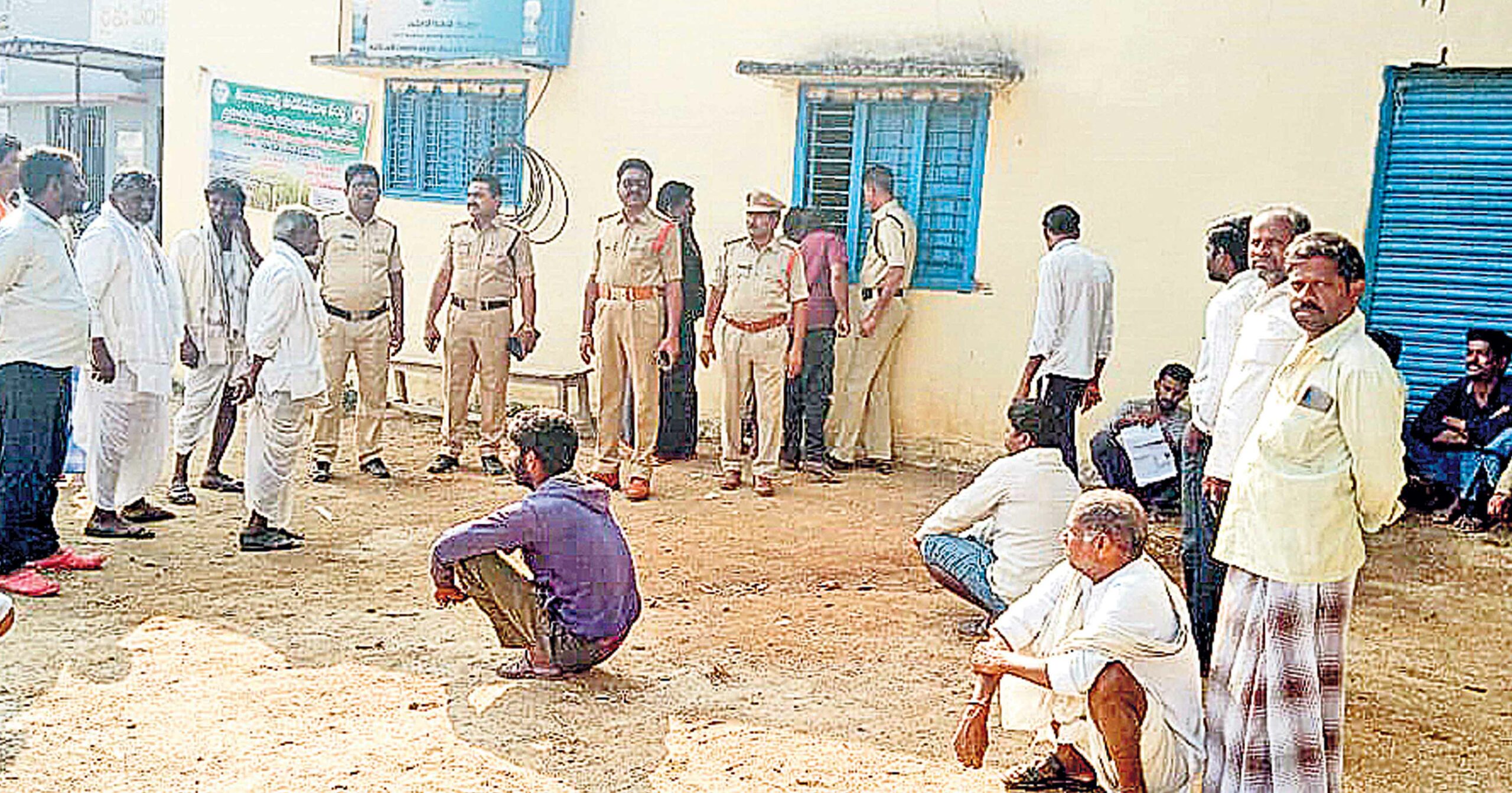 పోలీసు పహారాతో యూరియా పంపిణీ