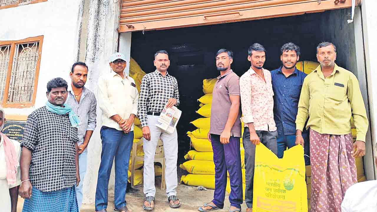 యూరియా ఆగయా..