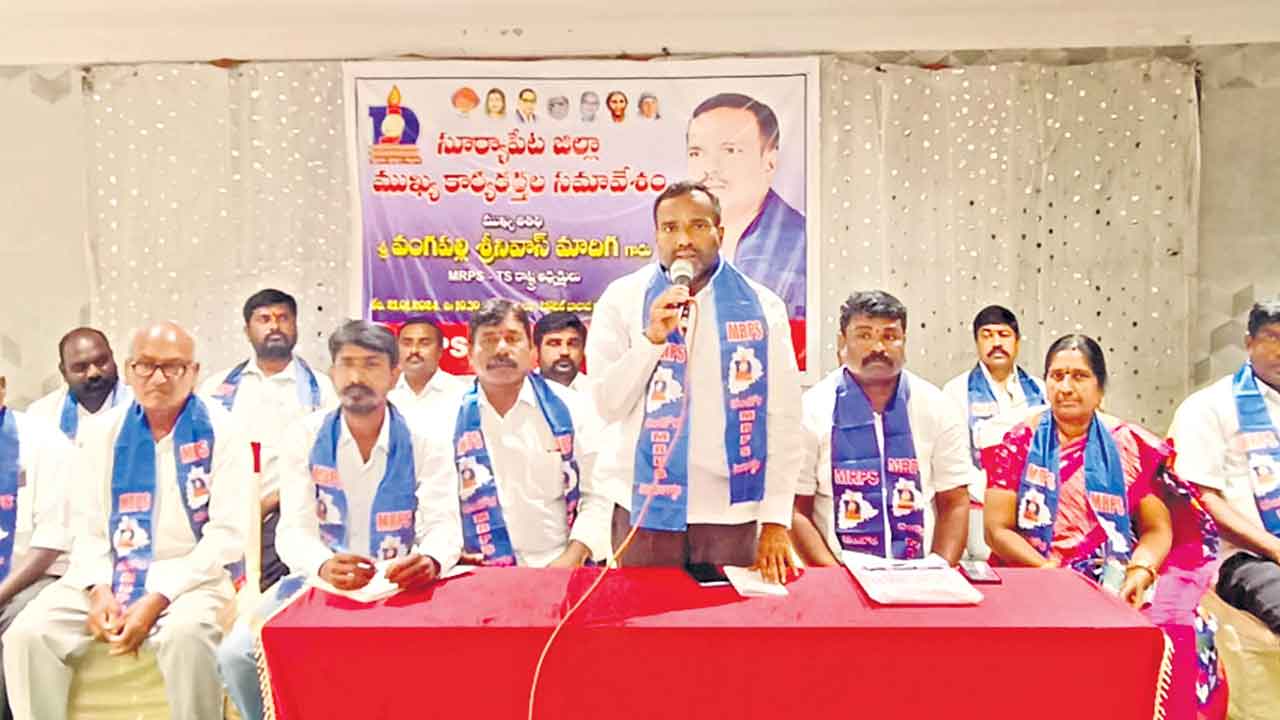 పారిశుద్ధ్య కార్మికులను పర్మినెంట్‌ చేయాలి