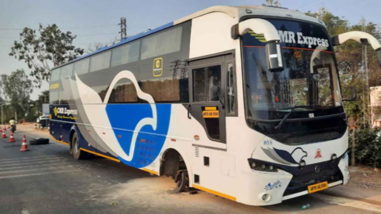 Volvo bus | రన్నింగ్‌లో ఊడిన వోల్వో బస్సు చక్రం.. తర్వాత ఏమైందంటే..
