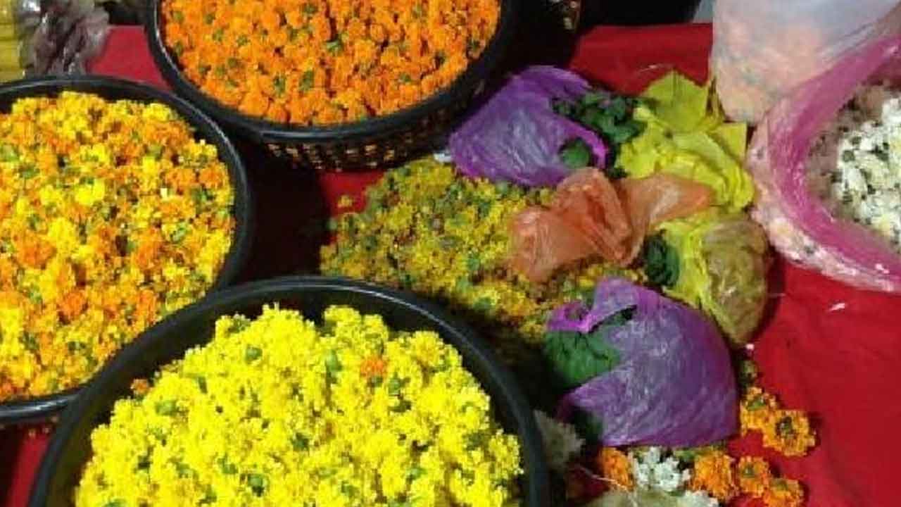 Ayodhya | అయోధ్య దేవాలయాల్లో సమర్పించే పూల వ్యర్థాల నుంచి అగరొత్తులు