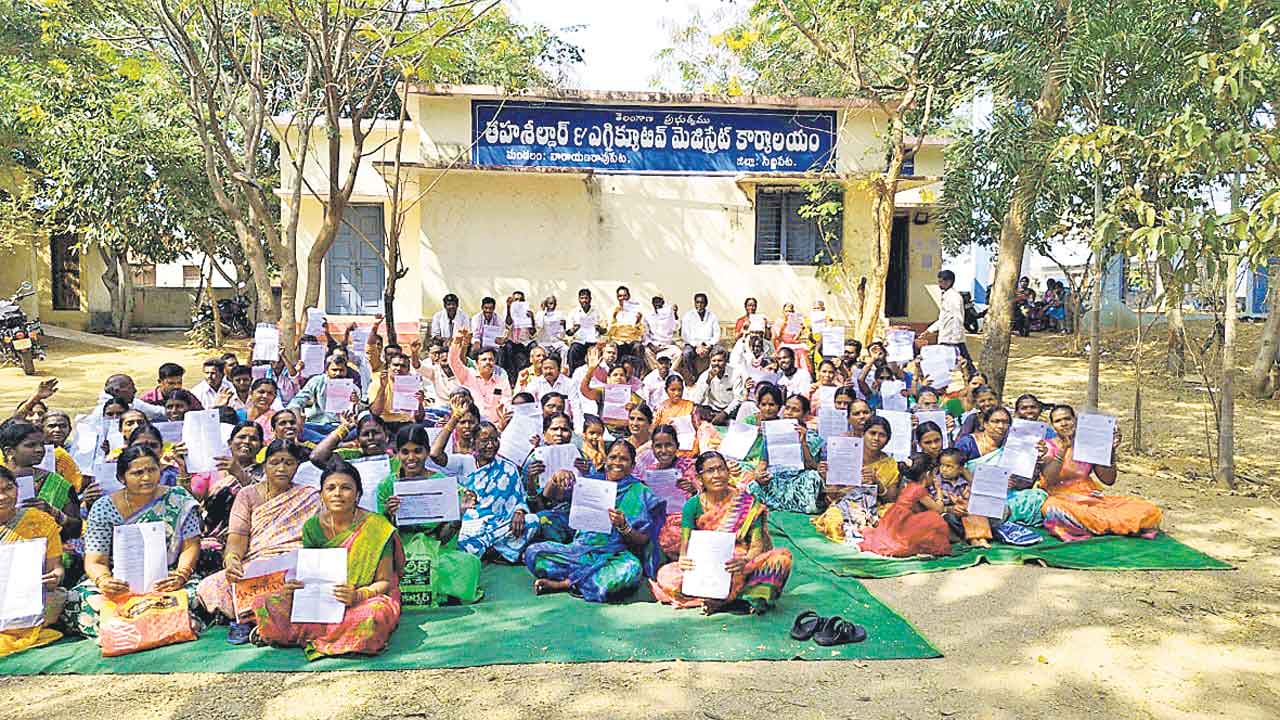 ‘గృహలక్ష్మి’ రద్దుపై మహిళల నిరసన