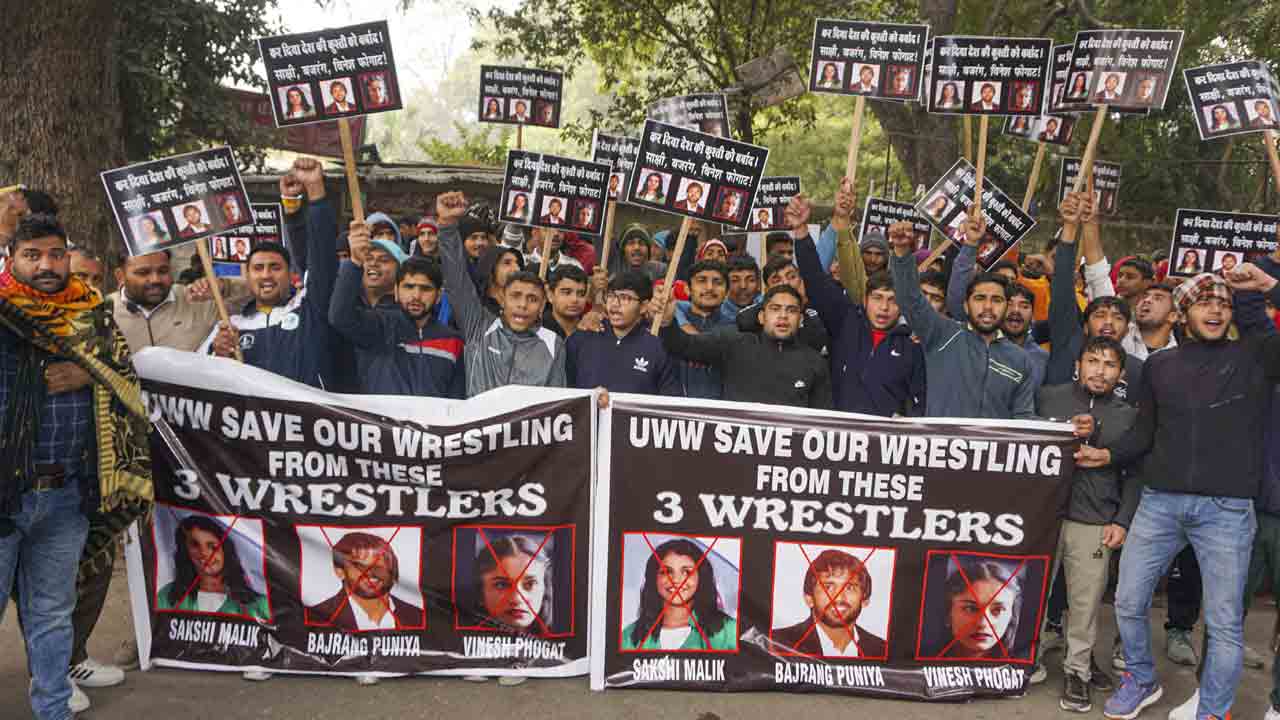 Wrestlers Protest | కుస్తీ యోధుల పోరాటంలో అనుకోని మలుపు.. ఆ ముగ్గురి వల్ల కెరీర్లను కోల్పోతున్నామంటూ యువ రెజ్లర్ల నిరసన