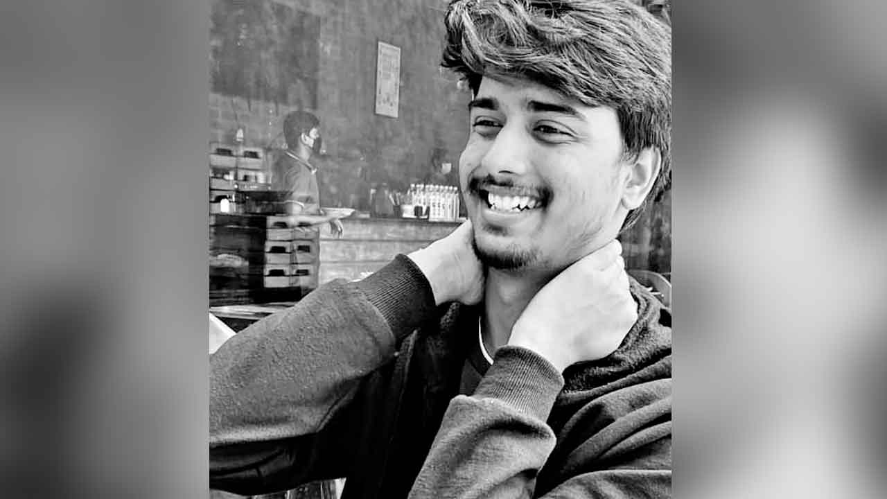 పతంగులు ఎగురవేస్తూ..