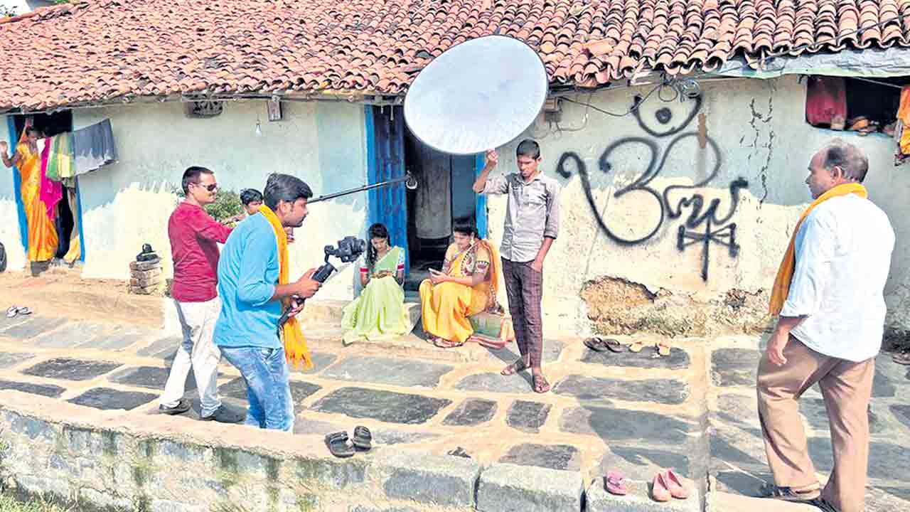 Youtube | ఆ ఊరిలో 40 యూట్యూబ్‌ ఛానెళ్లు.. ఇంటికో యాక్టర్, వీధికో యూట్యూబర్‌ !