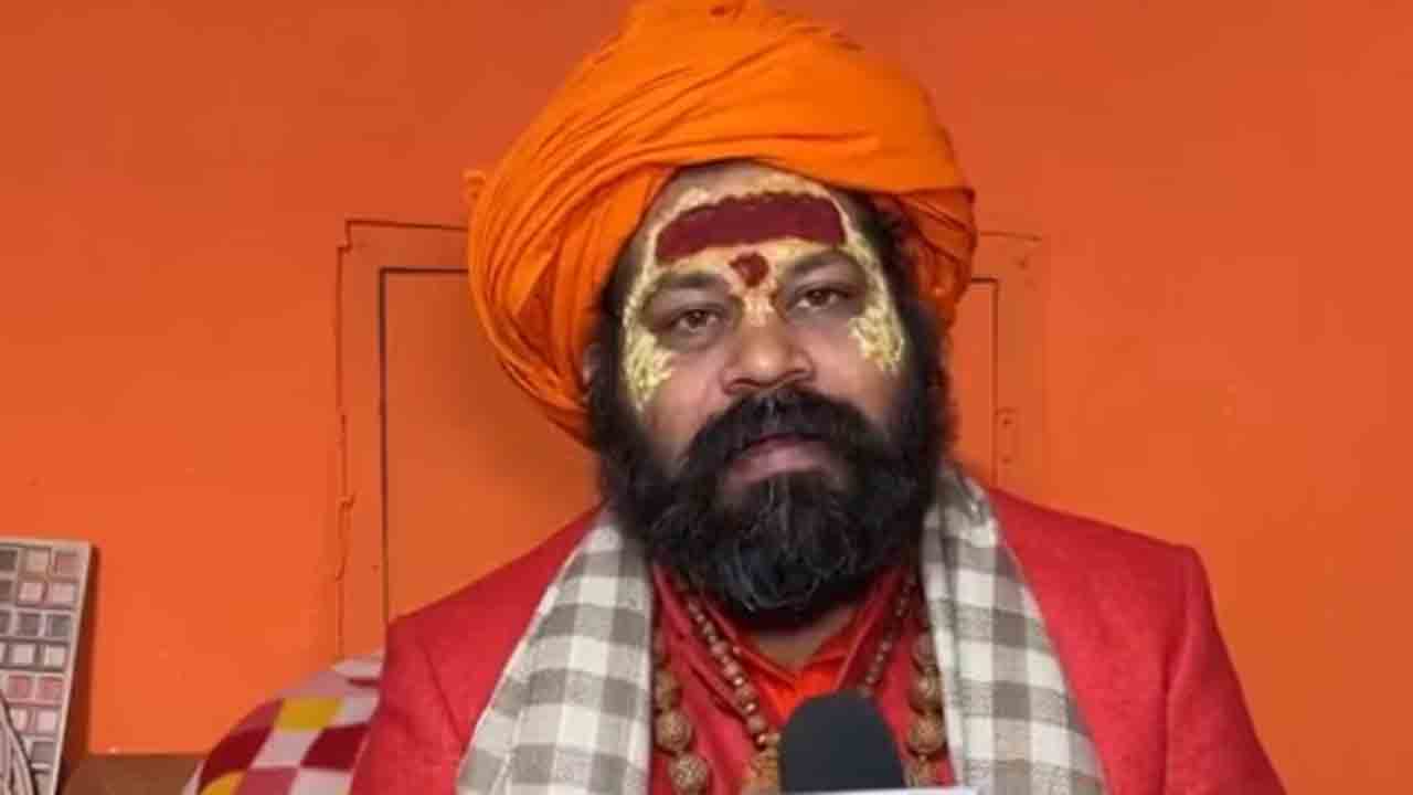 Ayodhya invitation row | సిద్దరామయ్య పేరులో రాముడు ఉన్నాడు.. కానీ అసురుడిగా వ్యవహరిస్తున్నాడు:   అయోధ్య పూజారి