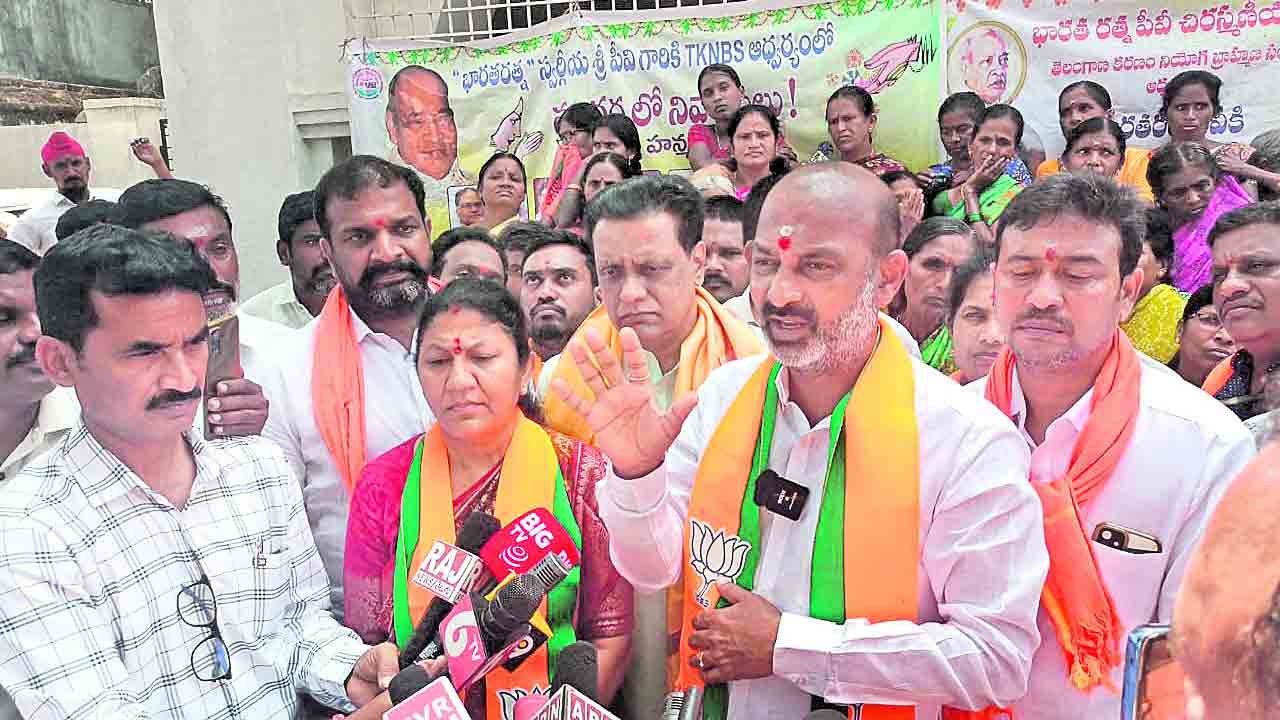 బండి కాన్వాయ్‌పై కోడిగుడ్ల దాడి