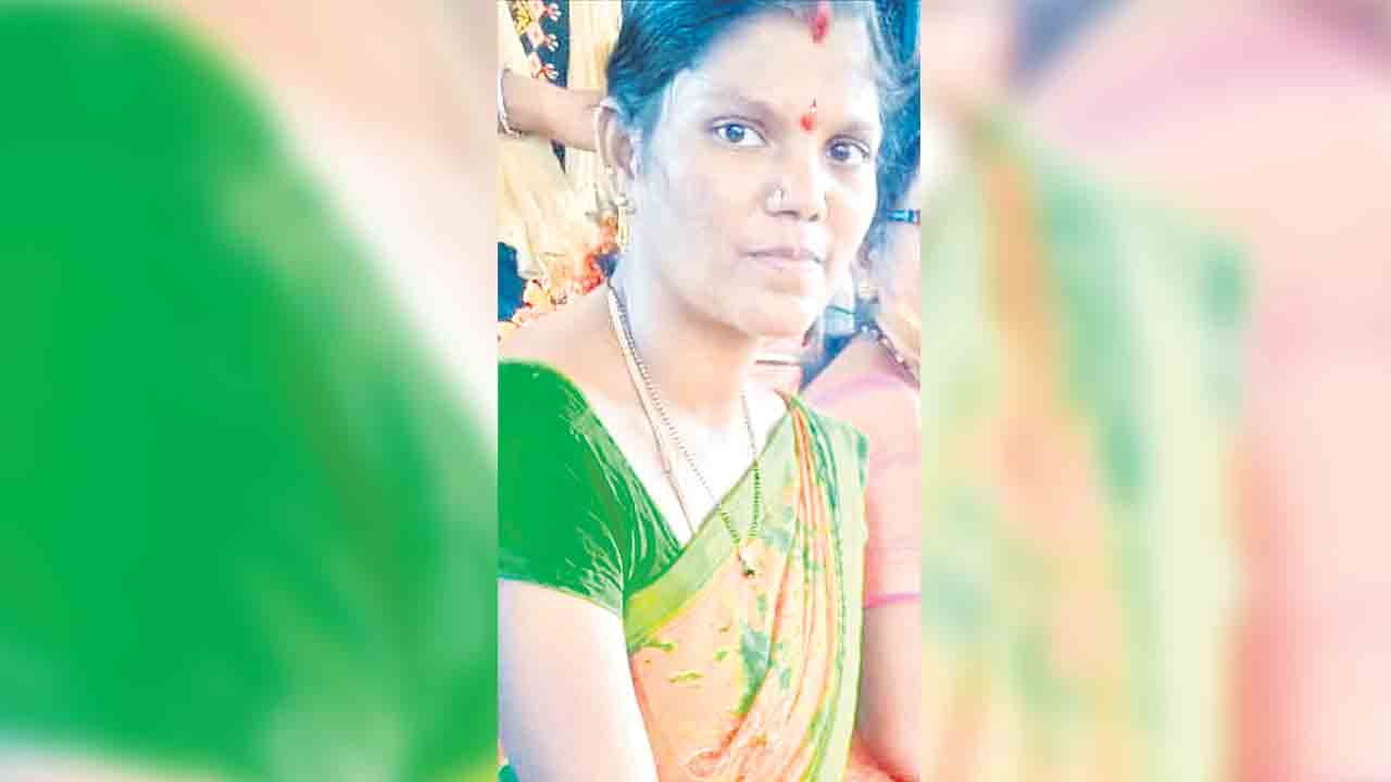 ఏడాది కుమారుడిని రోడ్డుపై వదిలి..