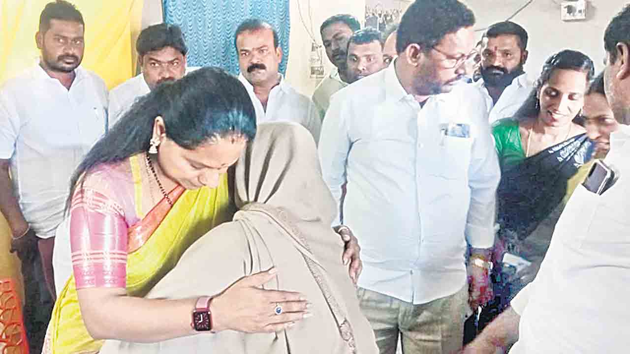 బాధిత కుటుంబాలకు ఎమ్మెల్సీ కవిత పరామర్శ
