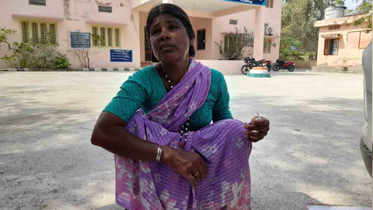 పింఛన్‌ కోసం పడిగాపులు..!