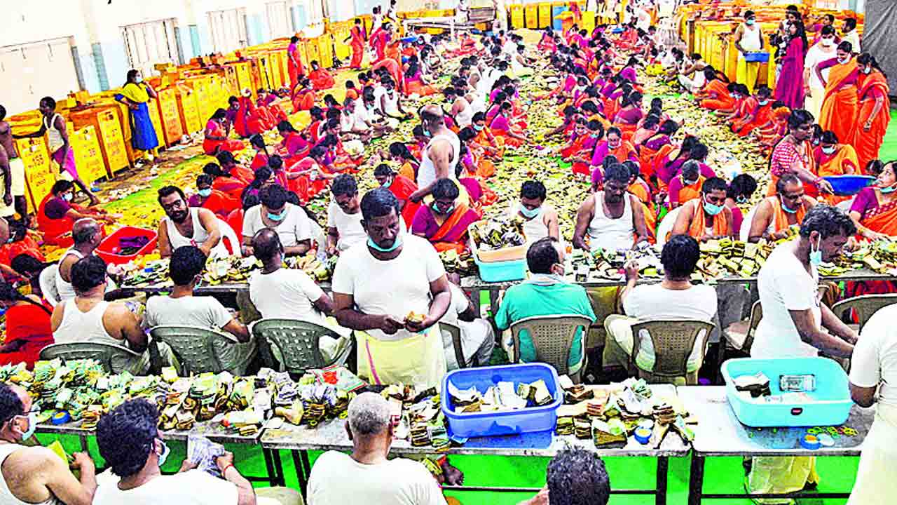 మేడారం హుండీల లెక్కింపు షురూ