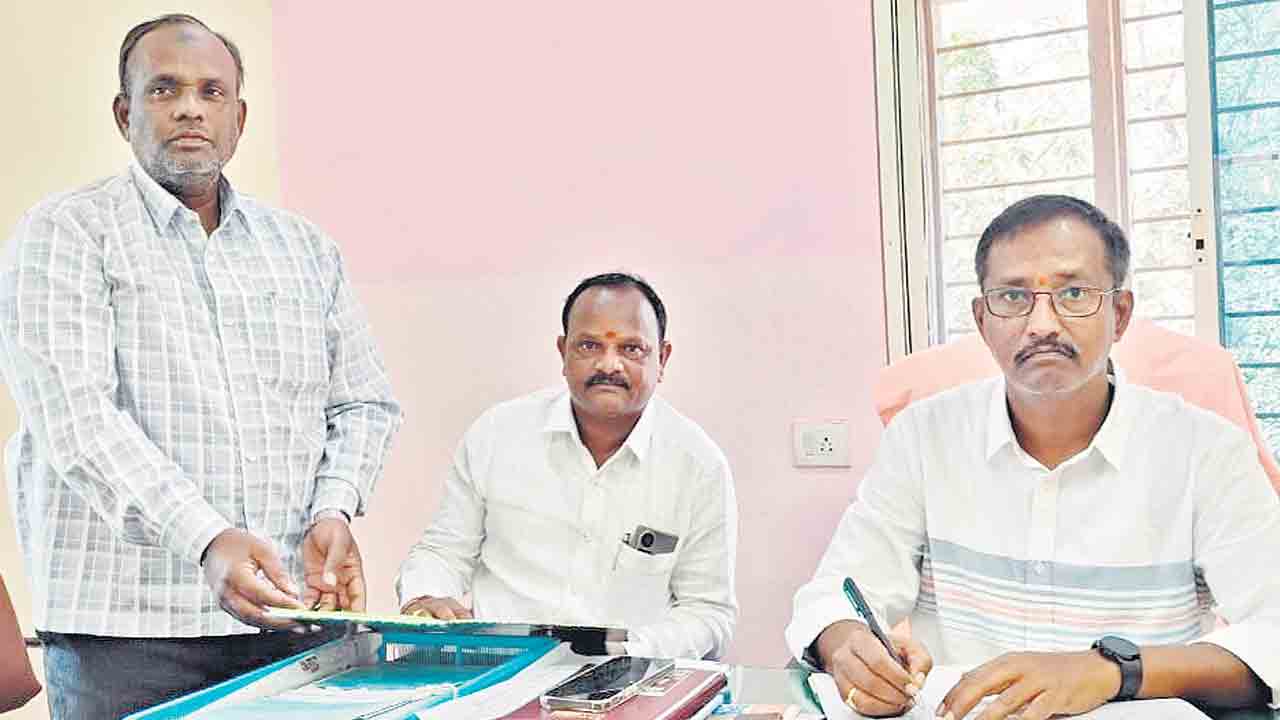 గ్రామాల్లో ప్రత్యేకాధికారుల పాలన షురూ