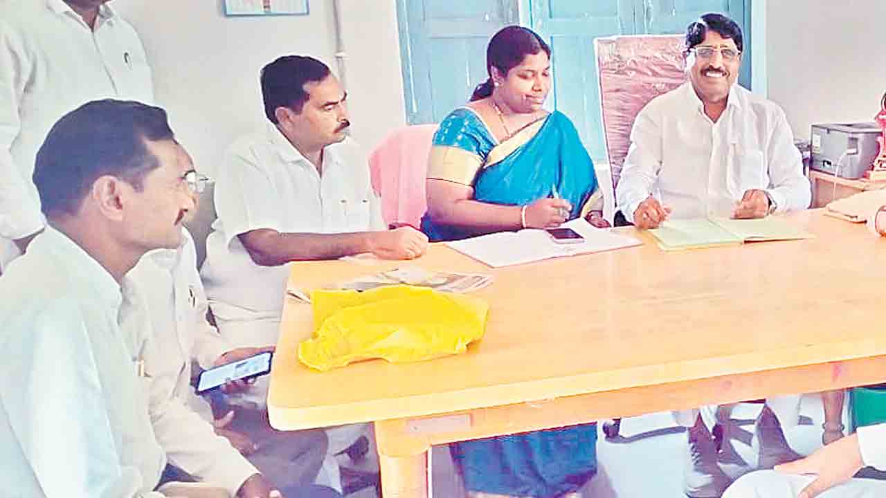 ప్రజలకు అందుబాటులో ఉండాలి