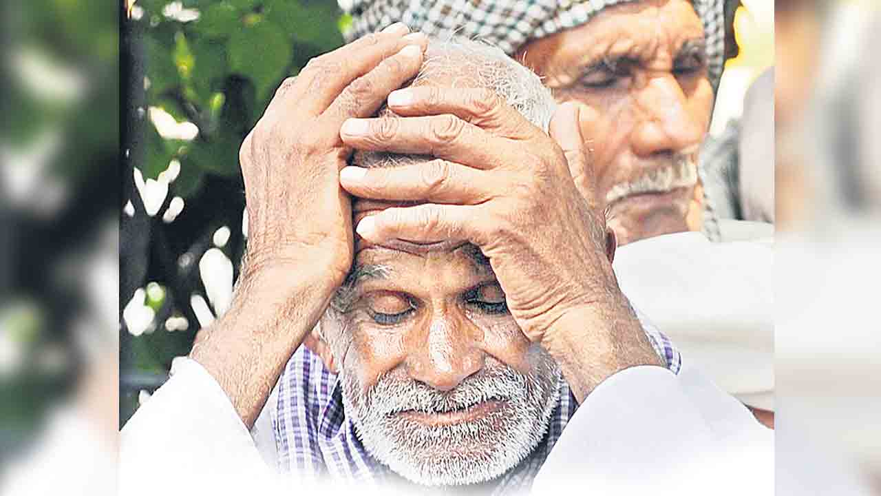 దళారుల మాయాజాలం