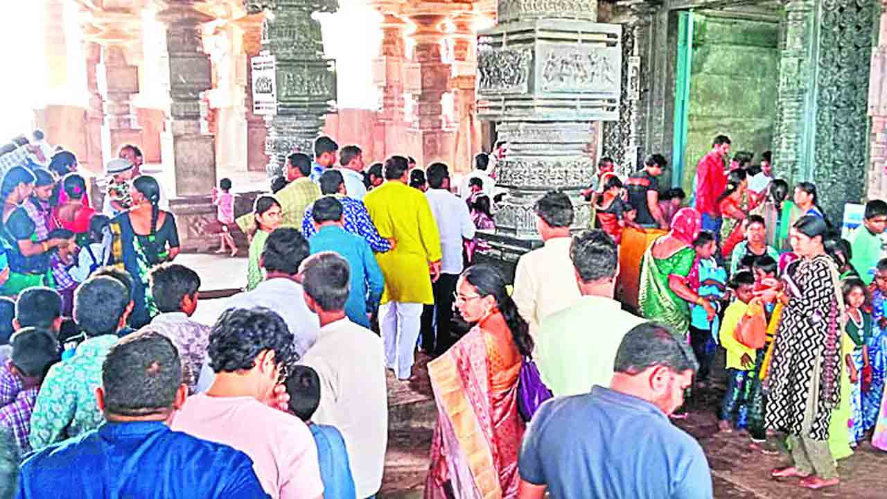 రామప్పలో సందడి