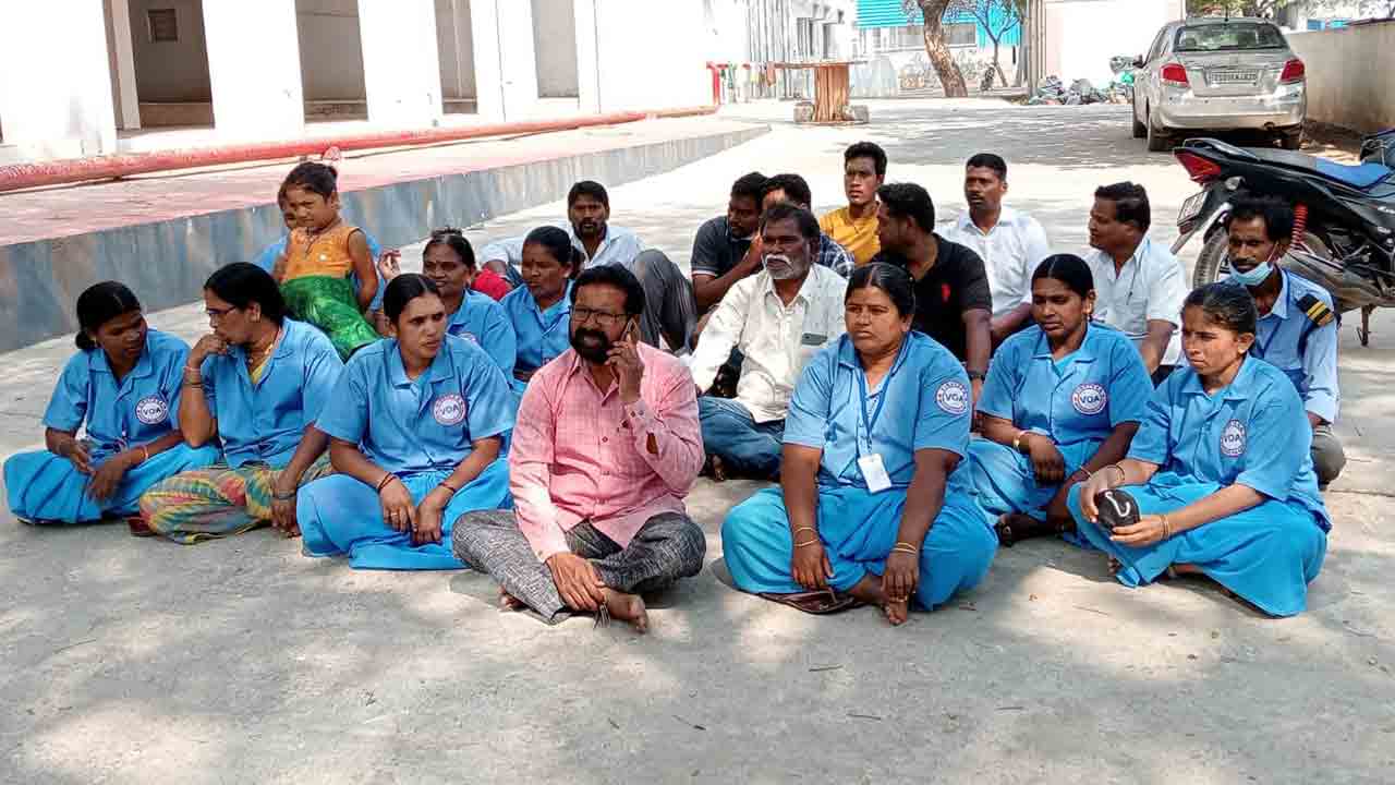 పెండింగ్‌ వేతనాలు చెల్లించాలి