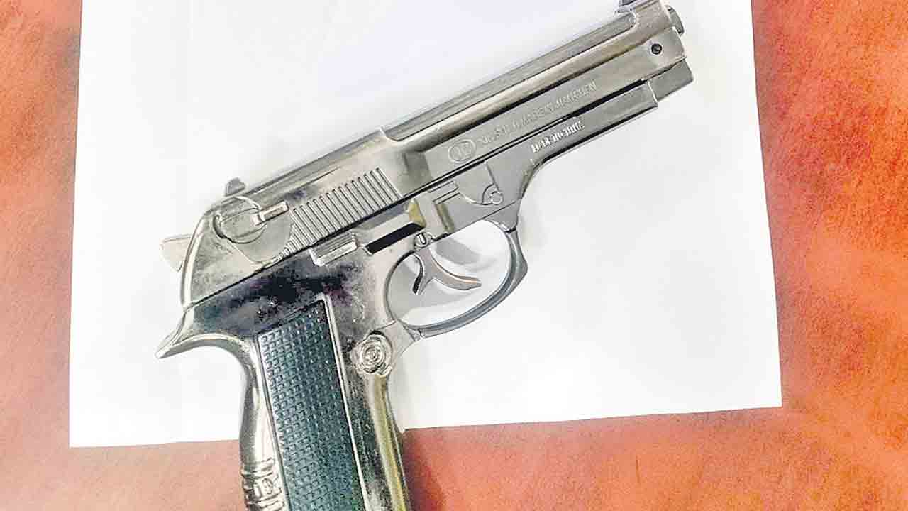 డమ్మీ పిస్తోల్‌తో హల్‌చల్‌