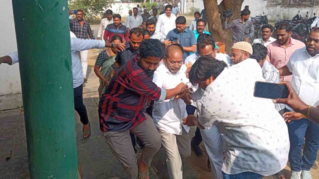 కాంగ్రెసోళ్ల గూండాగిరి