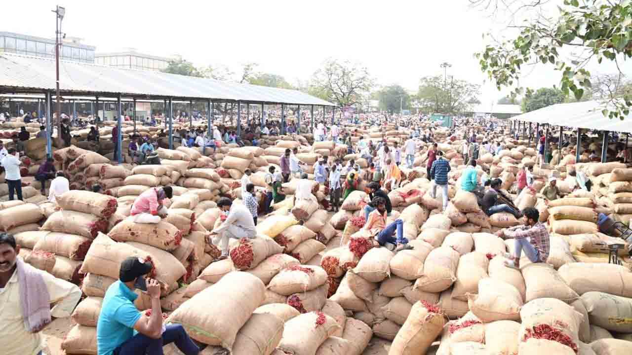 పోటెత్తిన ఎండుమిర్చి