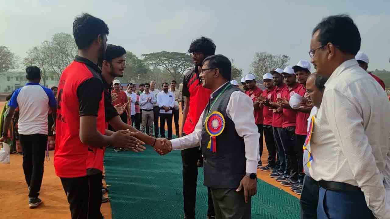 విద్యార్థులు క్రీడల్లోనూ రాణించాలి