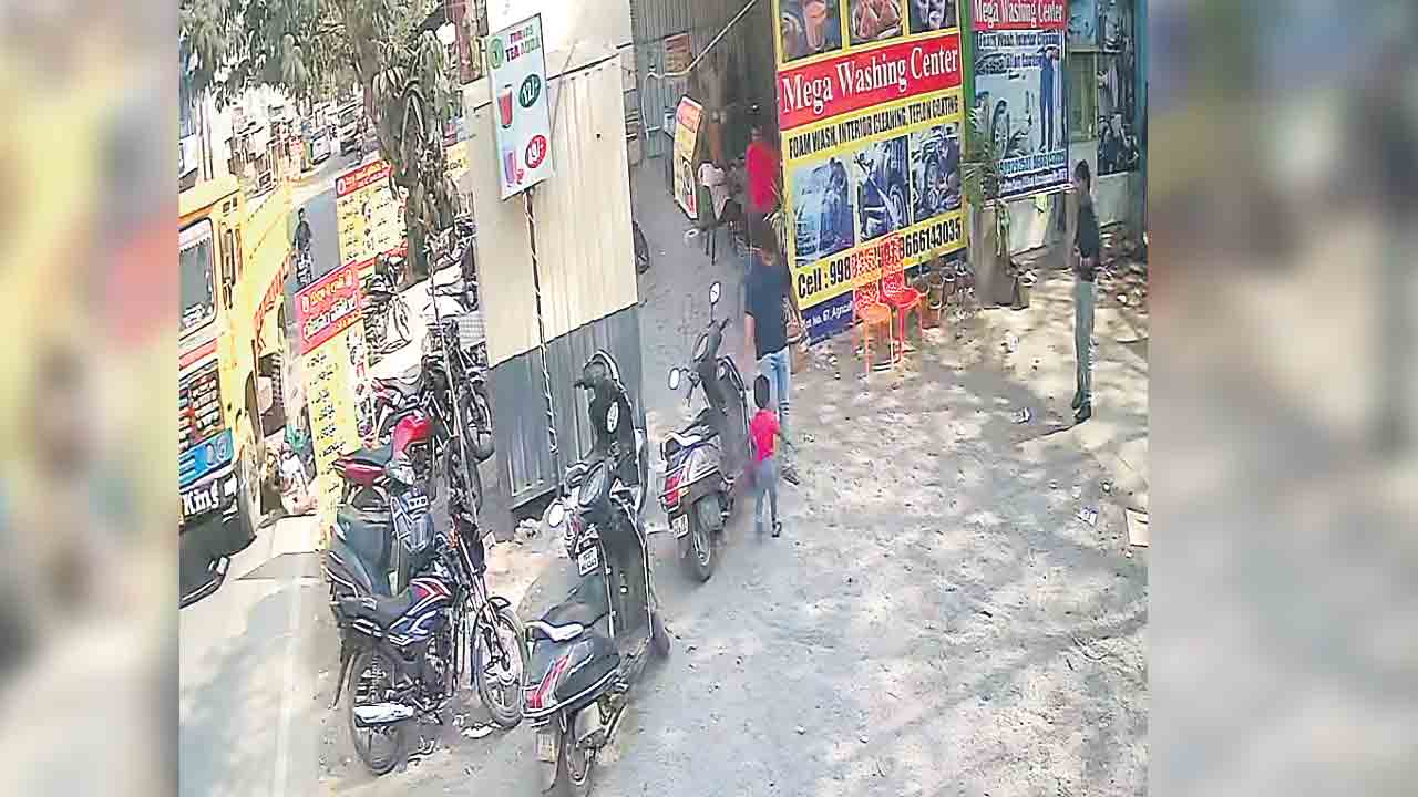 మహిళ ప్రాణం తీసిన టిప్పర్‌