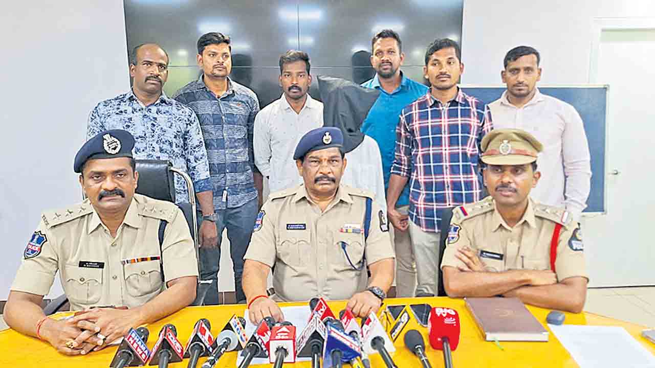 మద్యం మత్తులో కత్తితో.. హత్య కేసును ఛేదించిన మార్కెట్‌ పోలీసులు