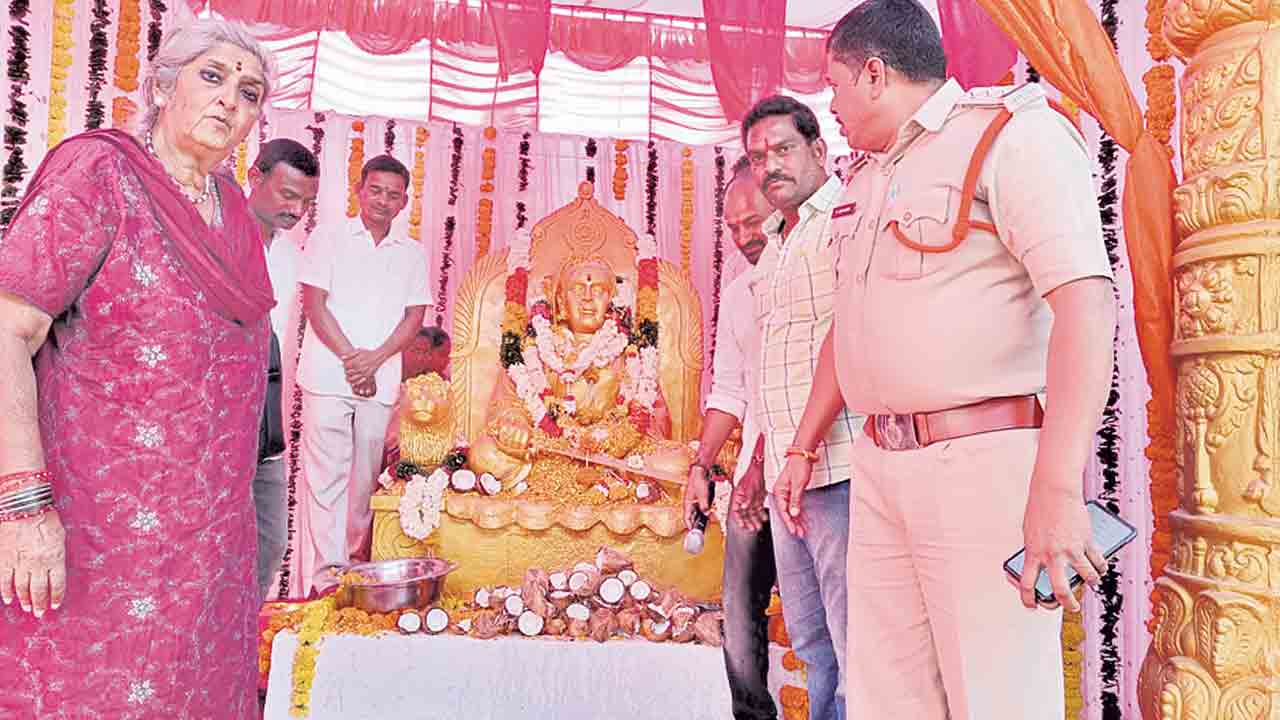 శీలం జానకీబాయి విగ్రహావిష్కరణ