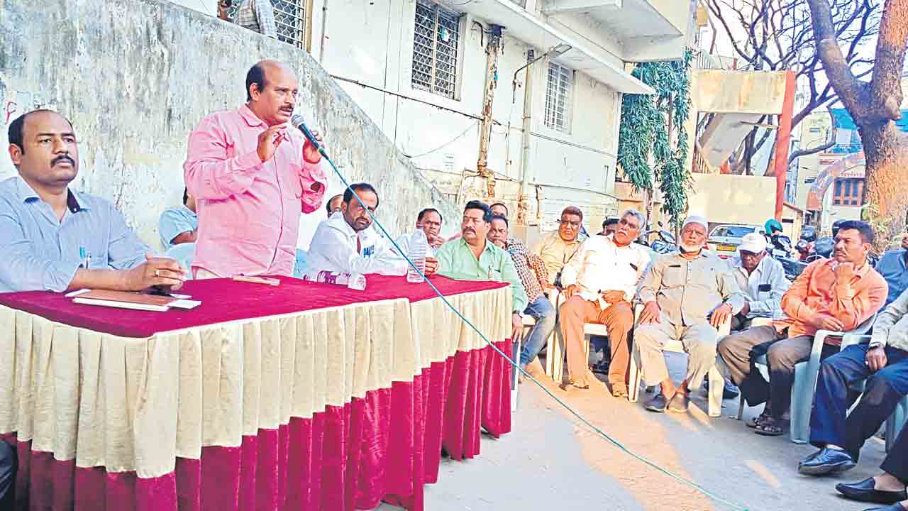 అవకాశవాదులే పోతున్నారు