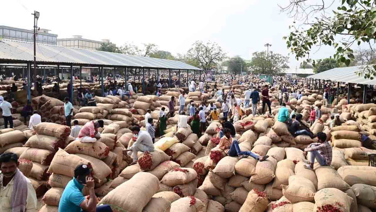 పోటెత్తిన మిర్చి బస్తాలు