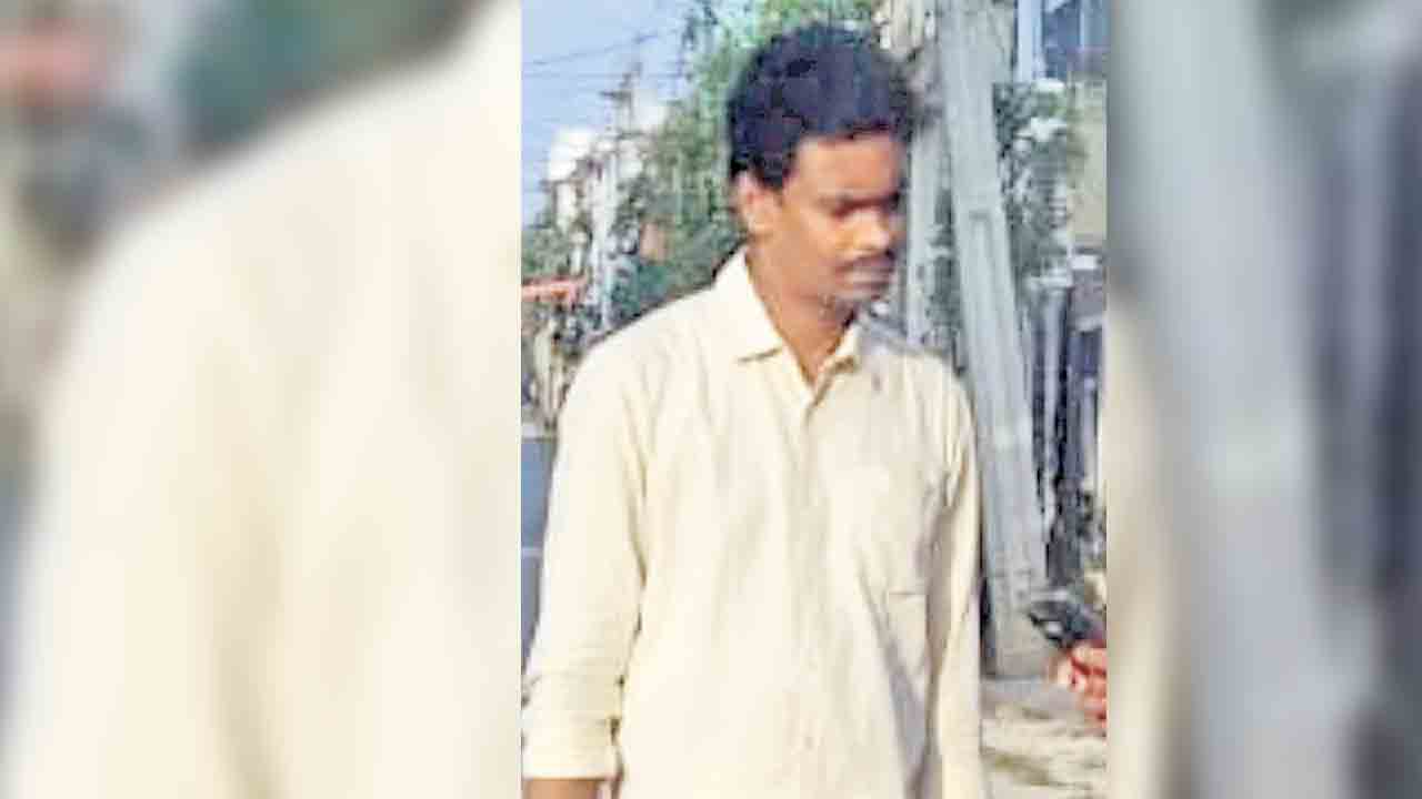 కండ్లలో కారం కొట్టి.. చైన్‌ స్నాచింగ్‌