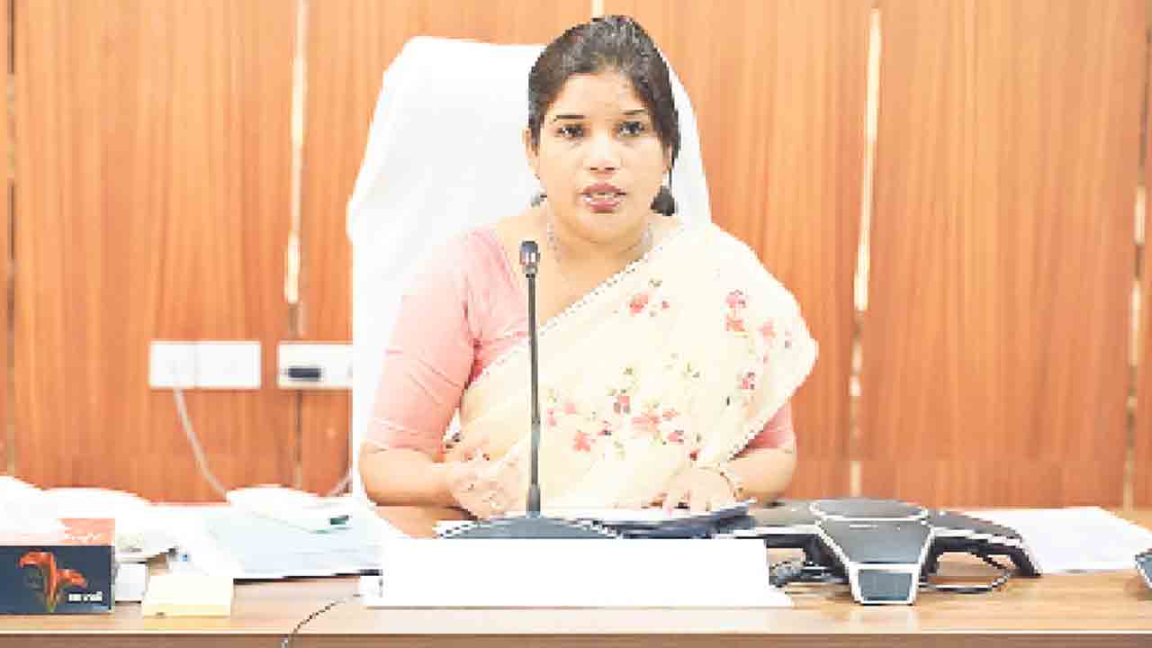 అభివృద్ధి పనులను తక్షణమే చేపట్టాలి