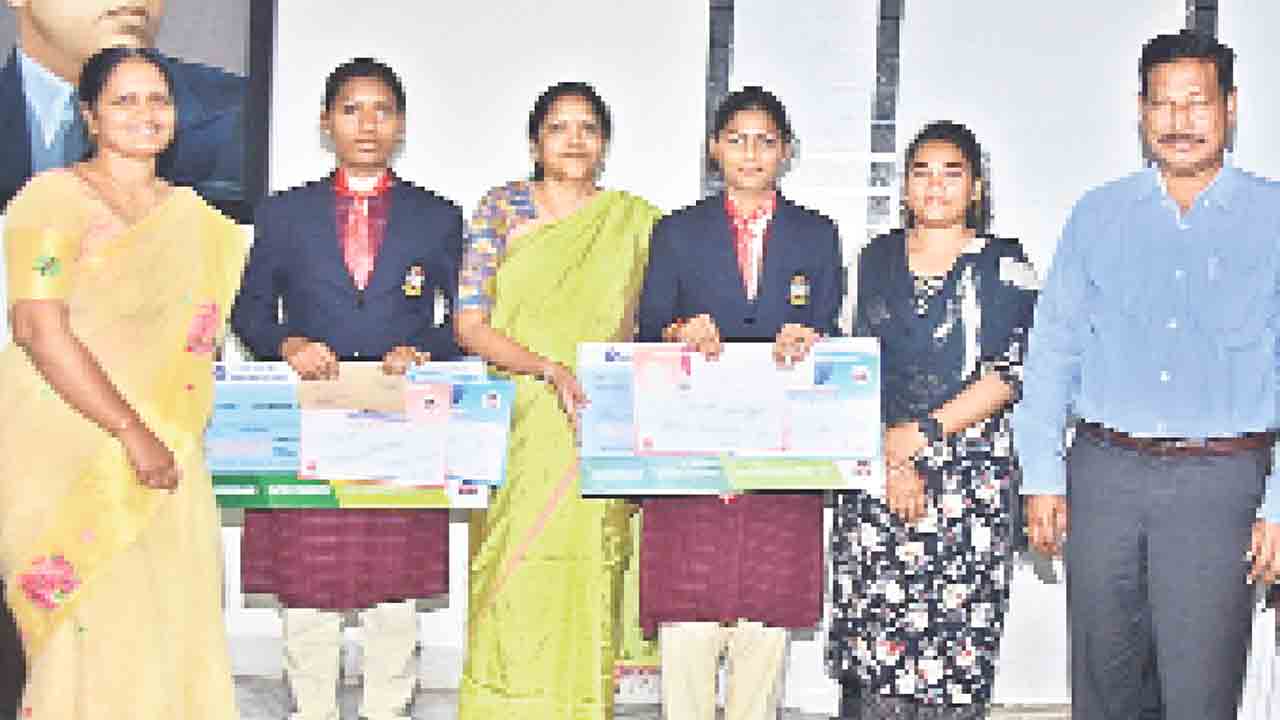 గురుకుల బాలికలకు ప్రశంసలు
