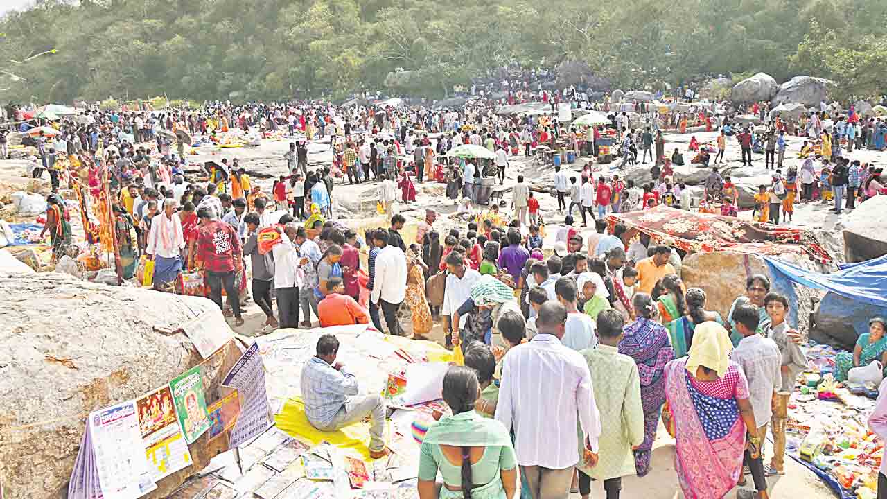  భక్తజన సంద్రం