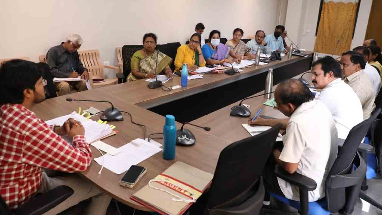 శిథిల భవనాలను తనిఖీ చేయండి