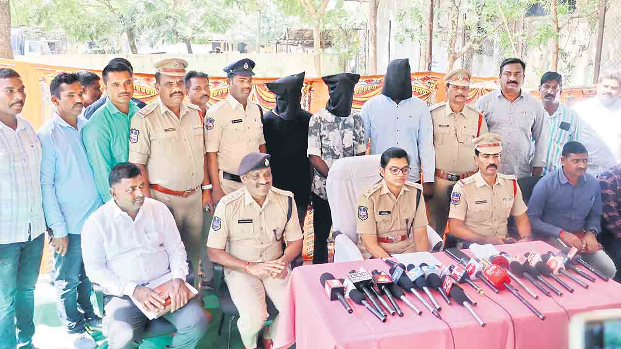 ముగ్గురు బైక్‌ దొంగల అరెస్టు