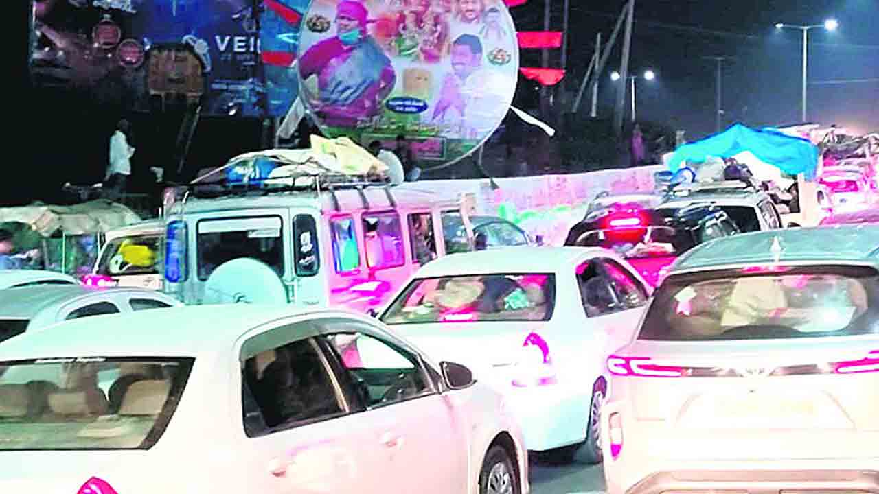 మేడారం భక్తులకు ట్రాఫిక్‌ కష్టాలు